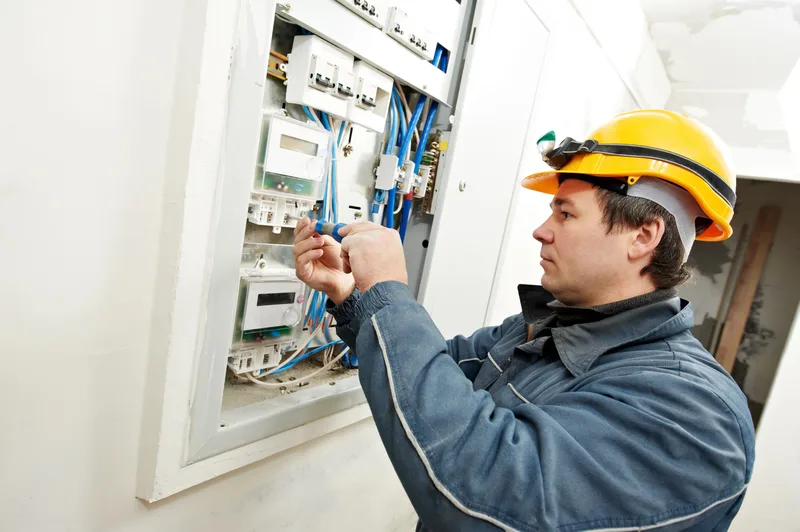 Électricien professionnel au travail — AB Dépannage, Sartrouville (78)