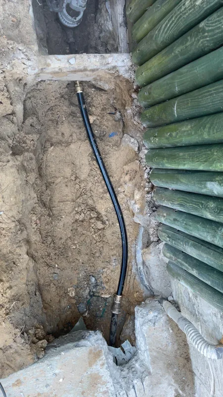 Regard de compteur d'eau ouvert avec vanne remplacée